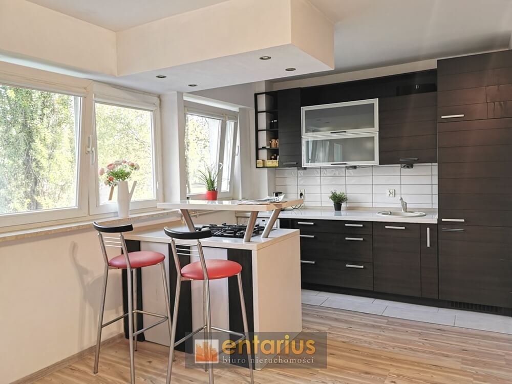 Nowoczesna kuchnia z czarnymi meblami