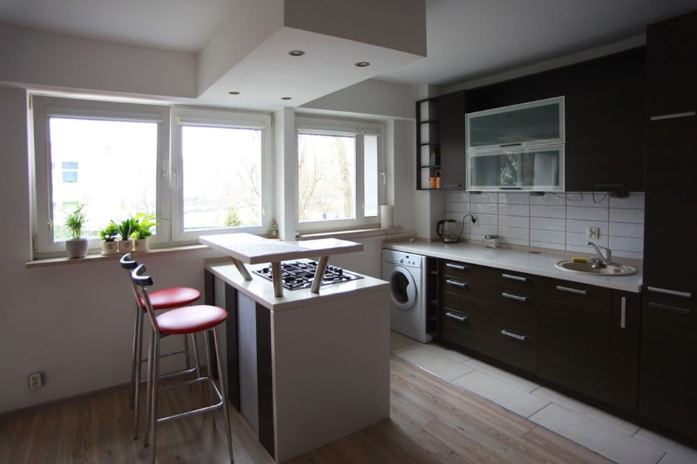 Nowoczesna przedkuchnia z ciemnymi meblami